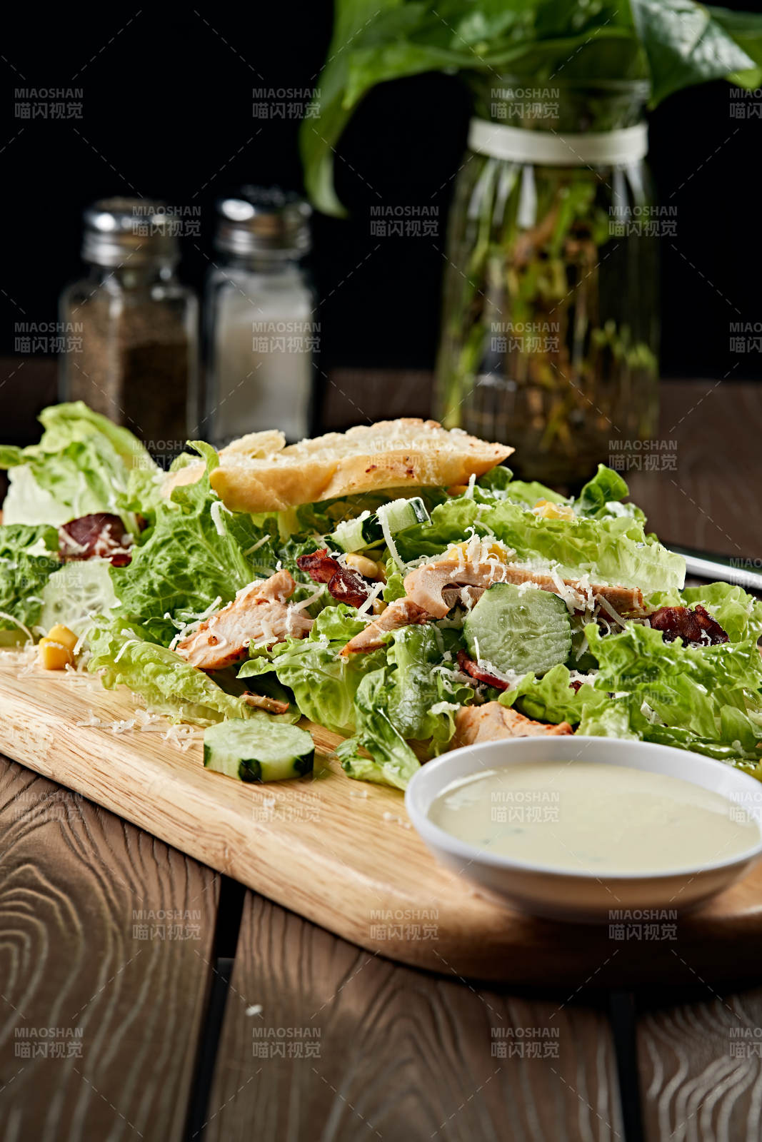 凯撒酱配生鲜蔬菜烤鸡肉沙拉图片