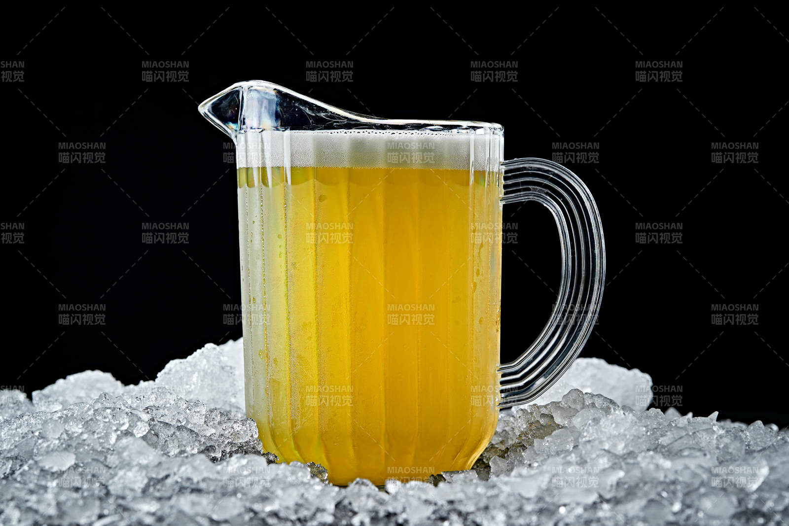 夏日里的冰镇精酿啤酒图片