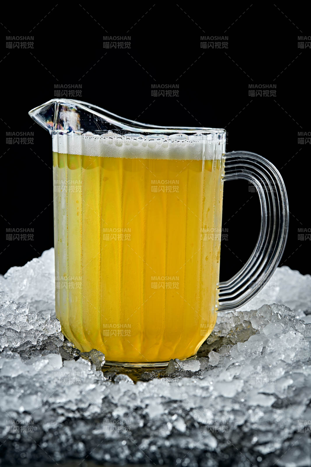 夏日里的冰镇精酿啤酒图片