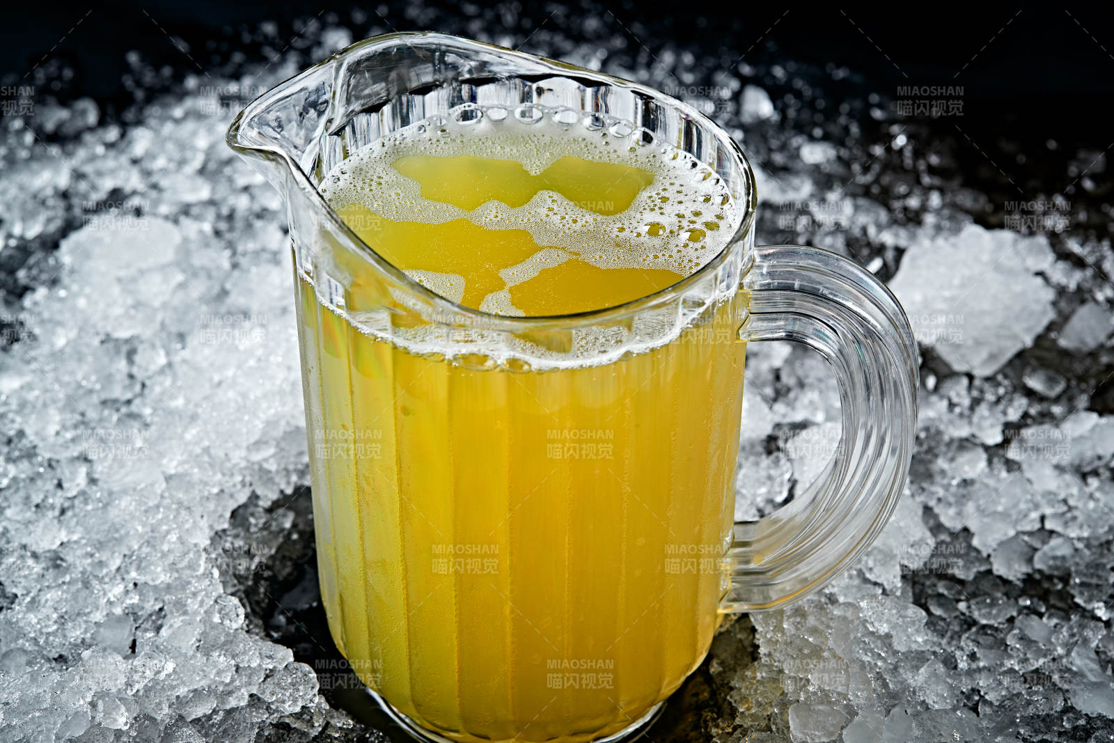 夏日里的冰镇精酿啤酒图片