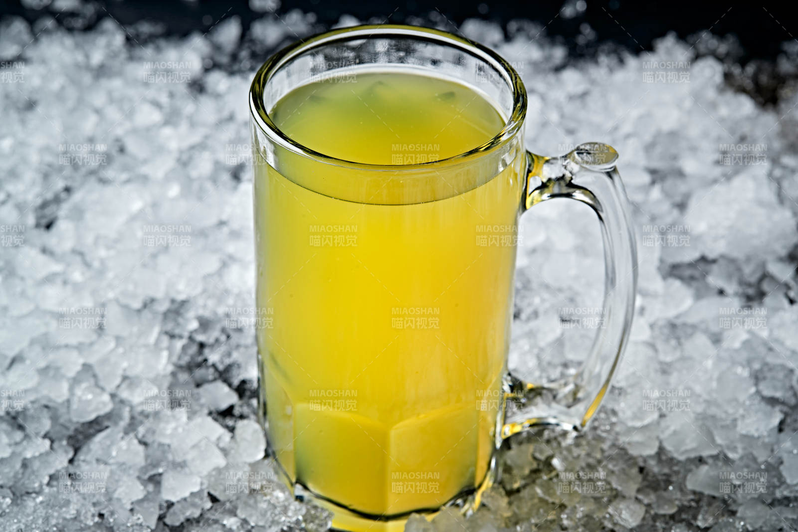 夏日里的冰镇精酿啤酒图片