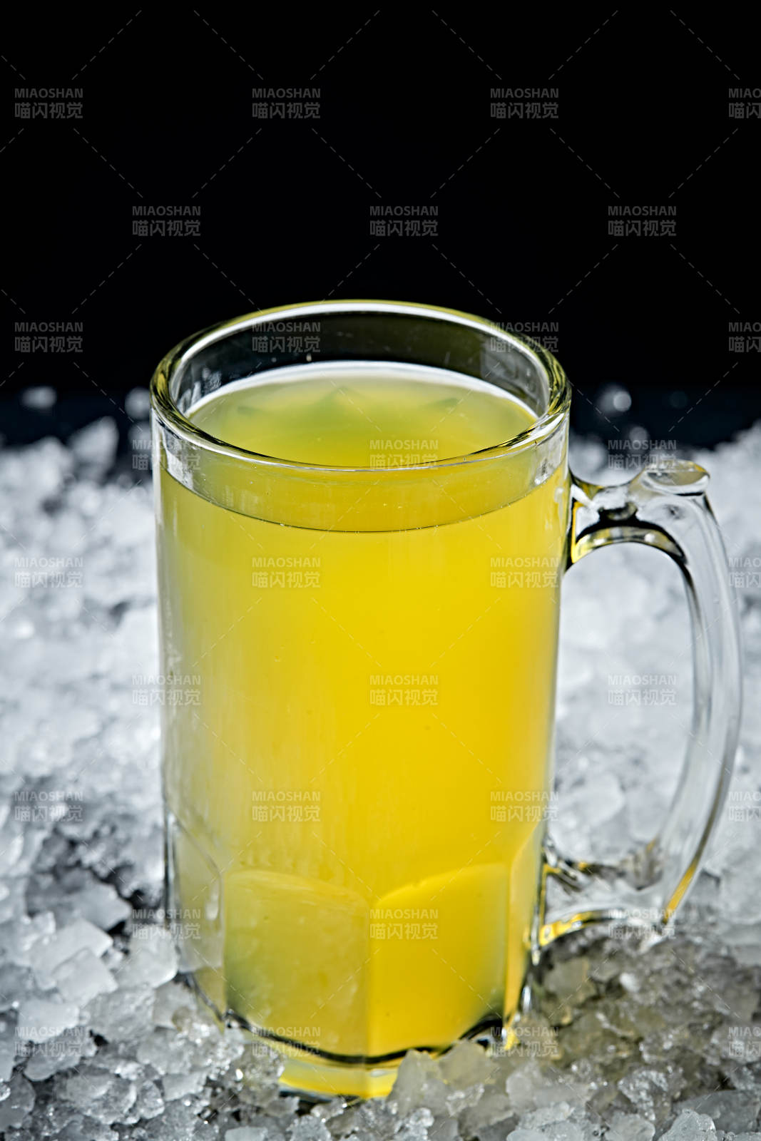 夏日里的冰镇精酿啤酒图片