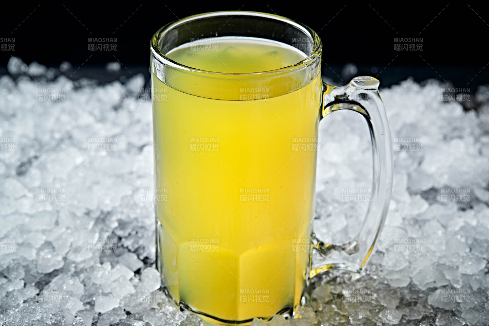 夏日里的冰镇精酿啤酒图片