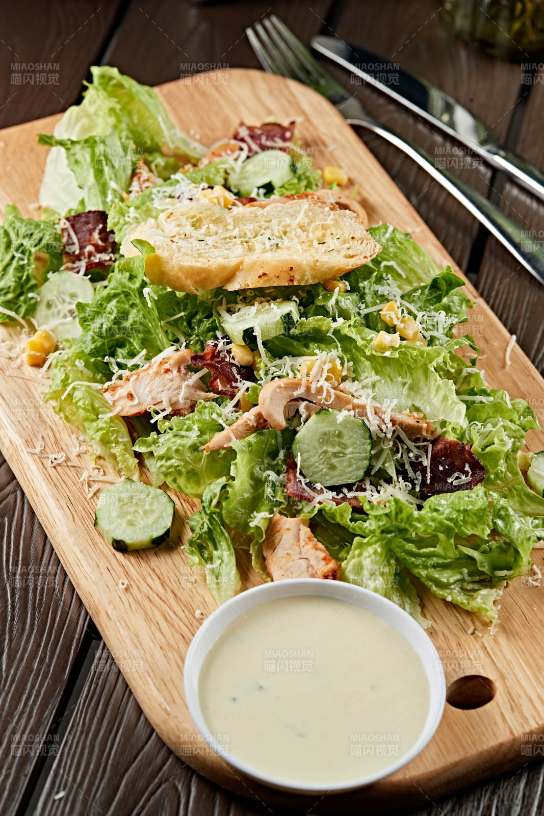 凯撒酱配生鲜蔬菜烤鸡肉沙拉图片