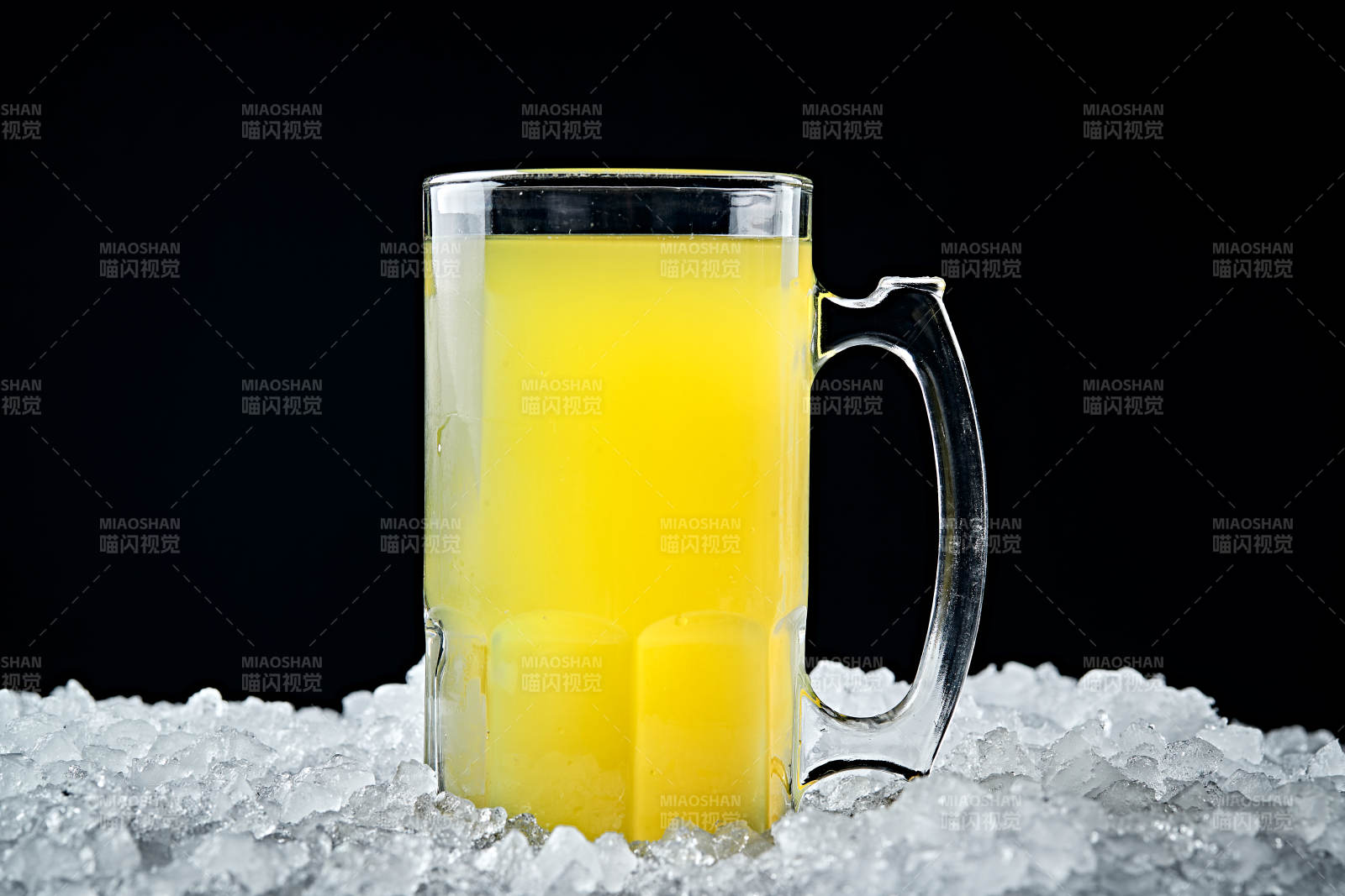 夏日里的冰镇精酿啤酒图片