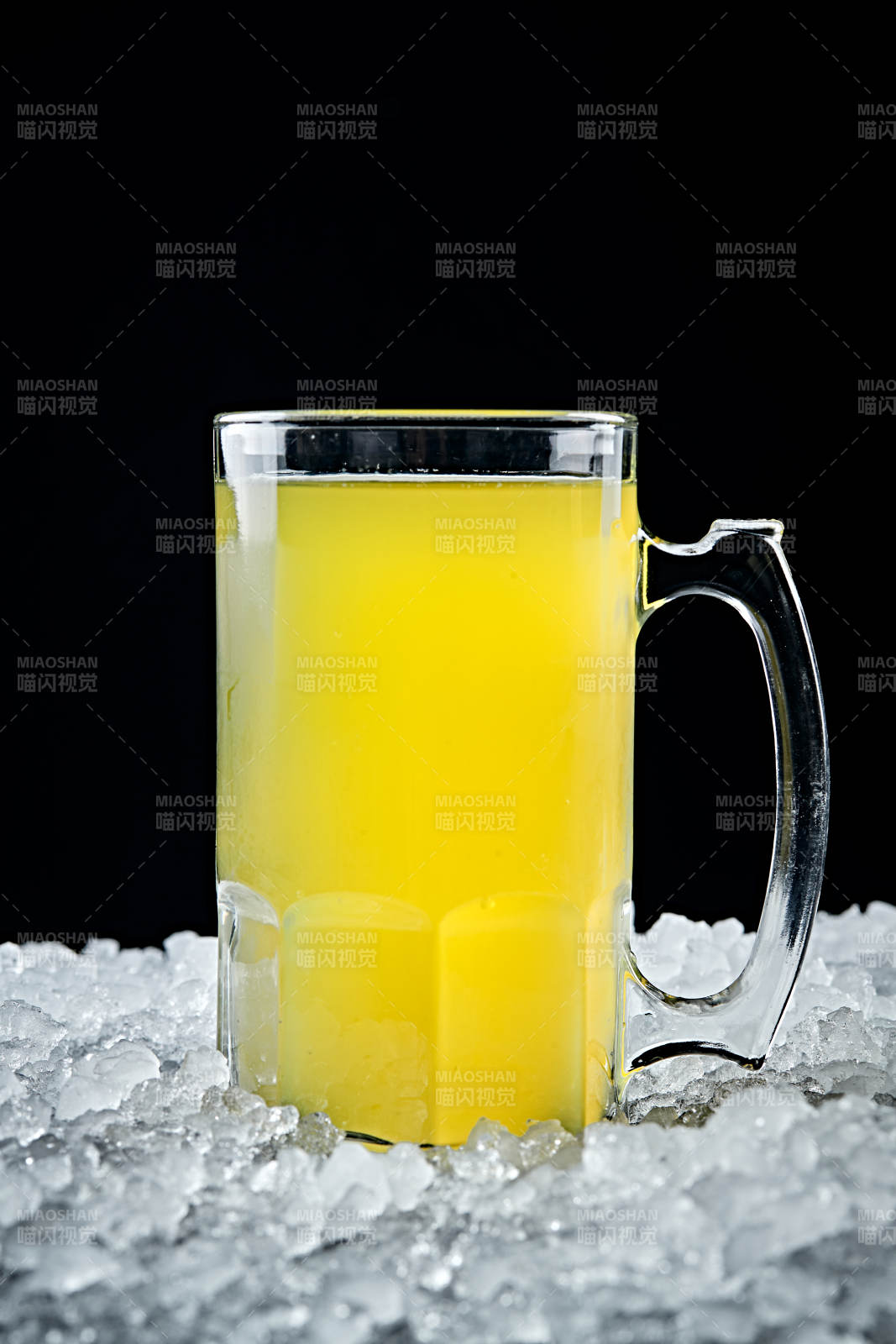 夏日里的冰镇精酿啤酒图片