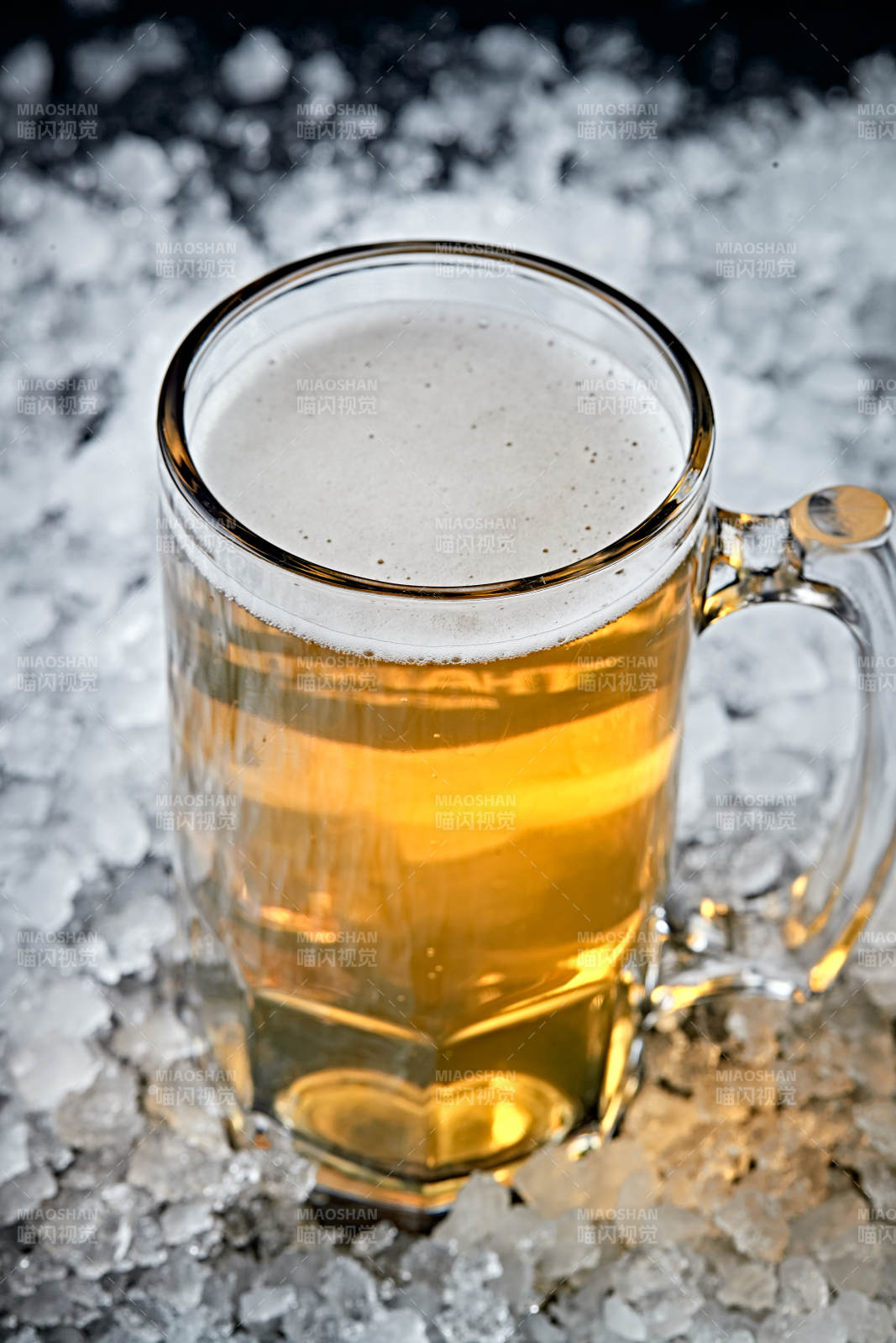 夏日里的冰镇精酿啤酒图片