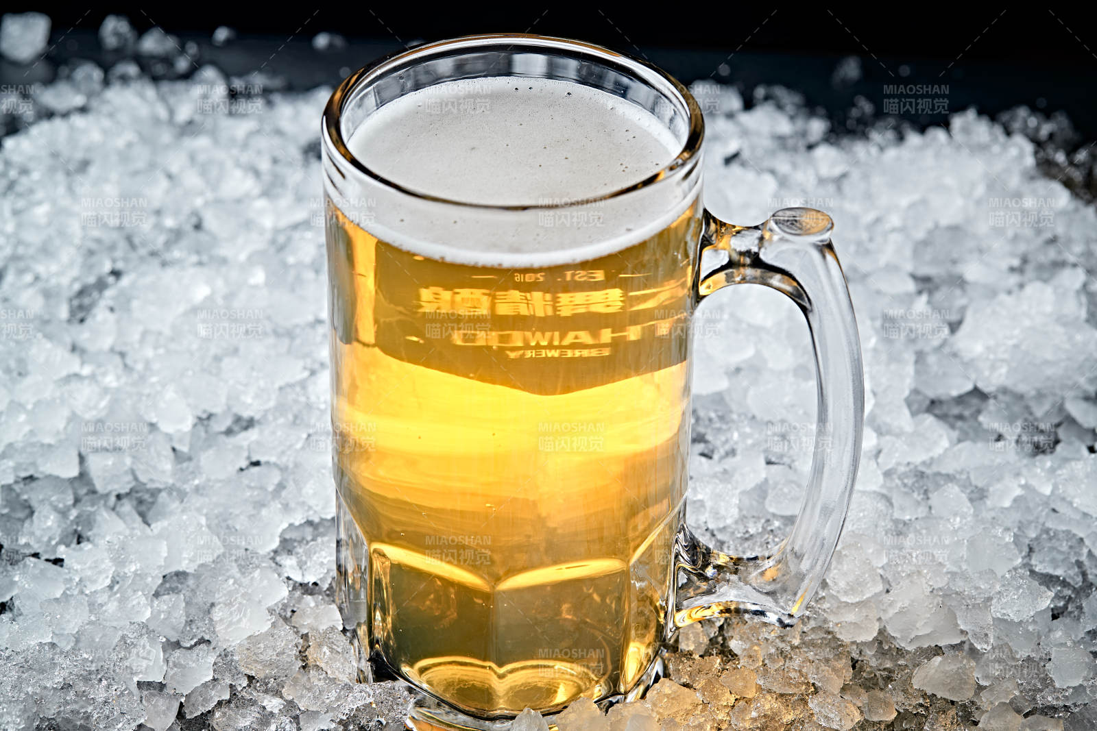 夏日里的冰镇精酿啤酒图片