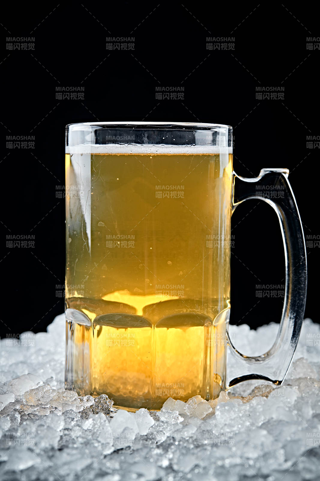 夏日里的冰镇精酿啤酒图片