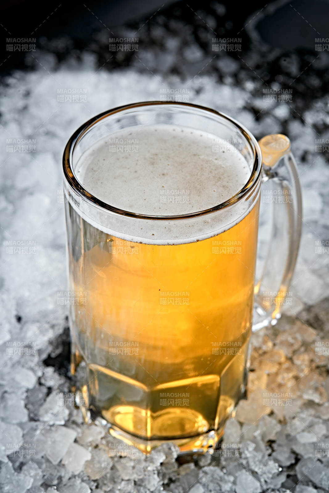 夏日里的冰镇精酿啤酒图片