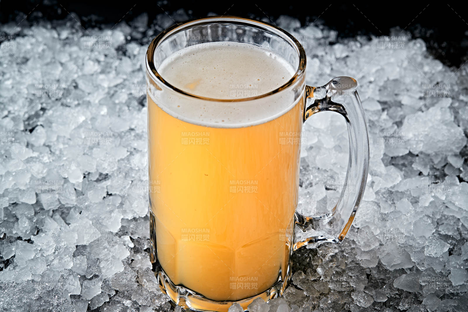夏日里的冰镇精酿啤酒图片