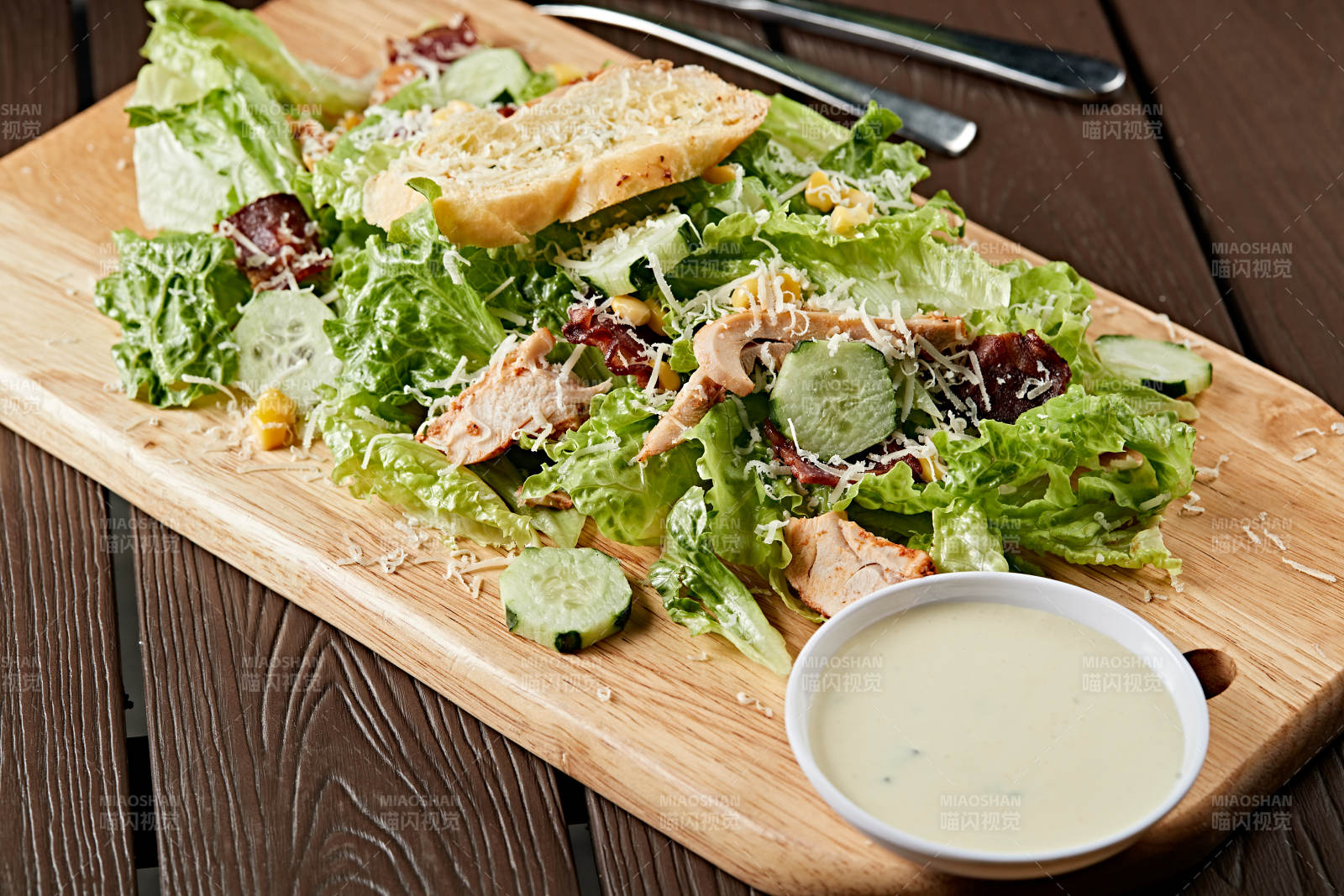 凯撒酱配生鲜蔬菜烤鸡肉沙拉图片