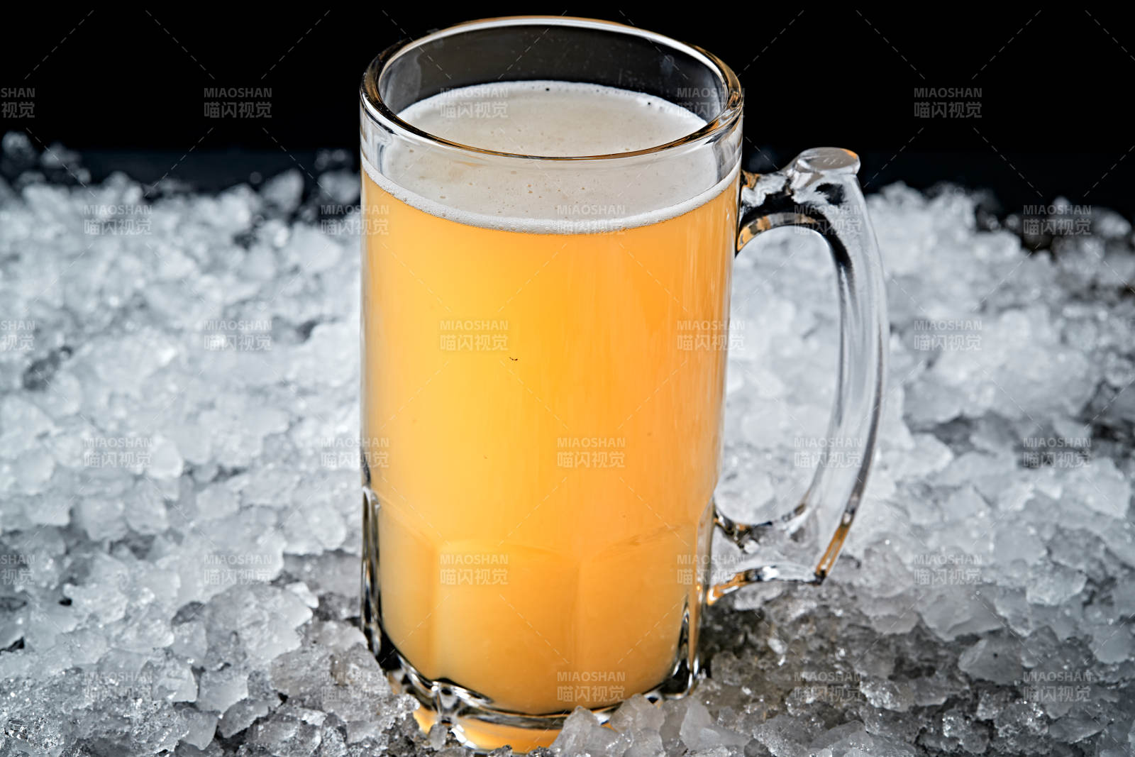 夏日里的冰镇精酿啤酒图片