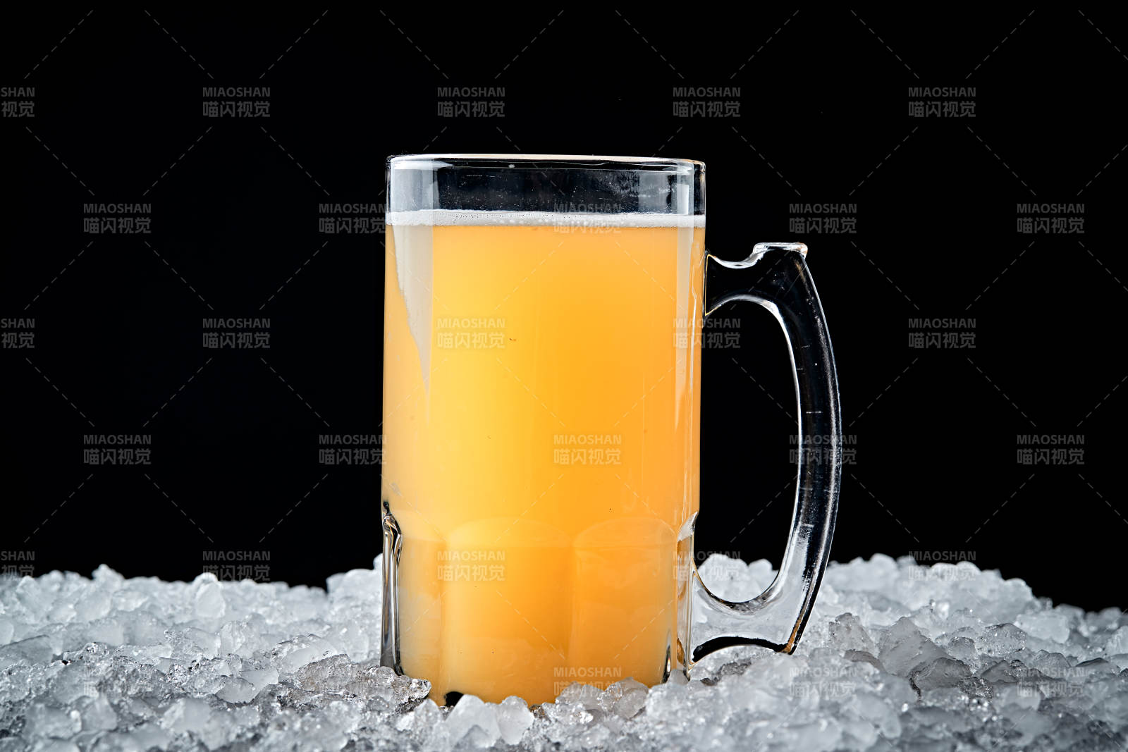 夏日里的冰镇精酿啤酒图片