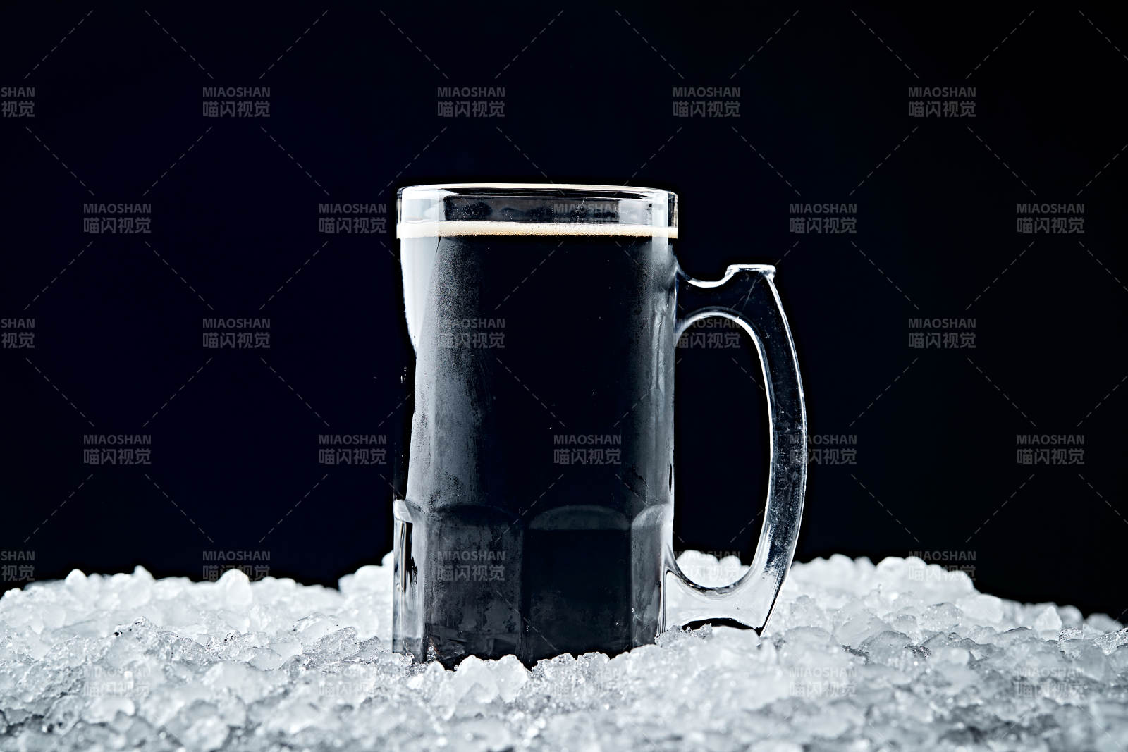 夏日里的冰镇精酿啤酒图片