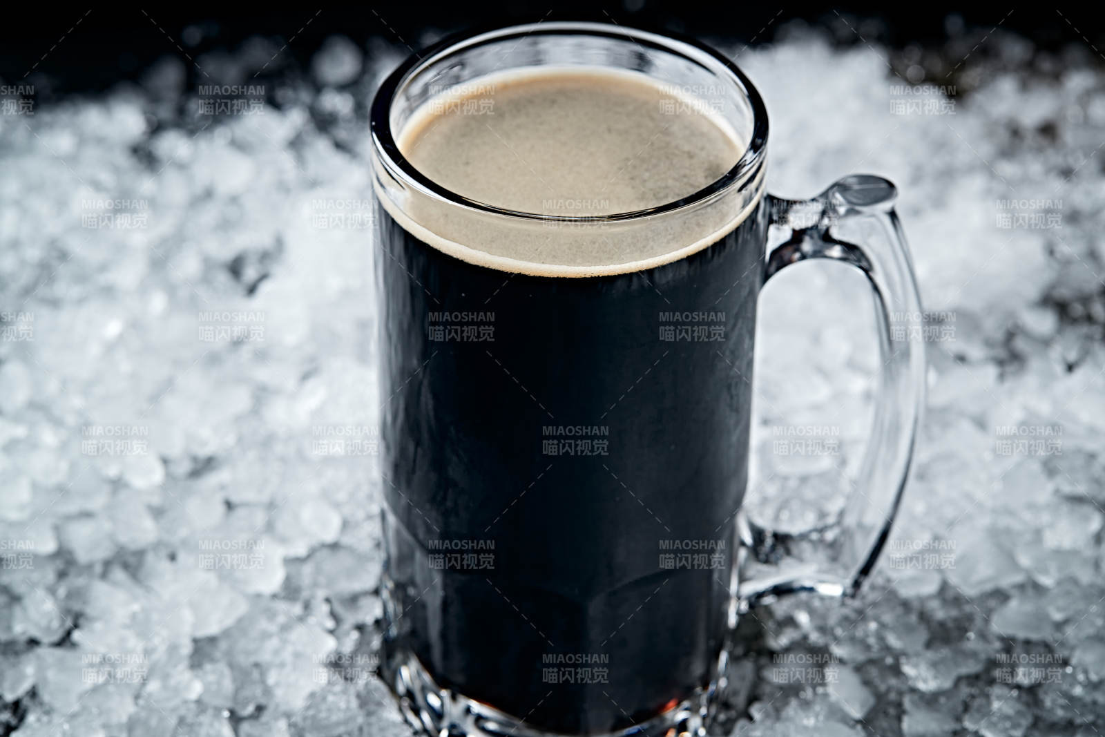 夏日里的冰镇精酿啤酒图片