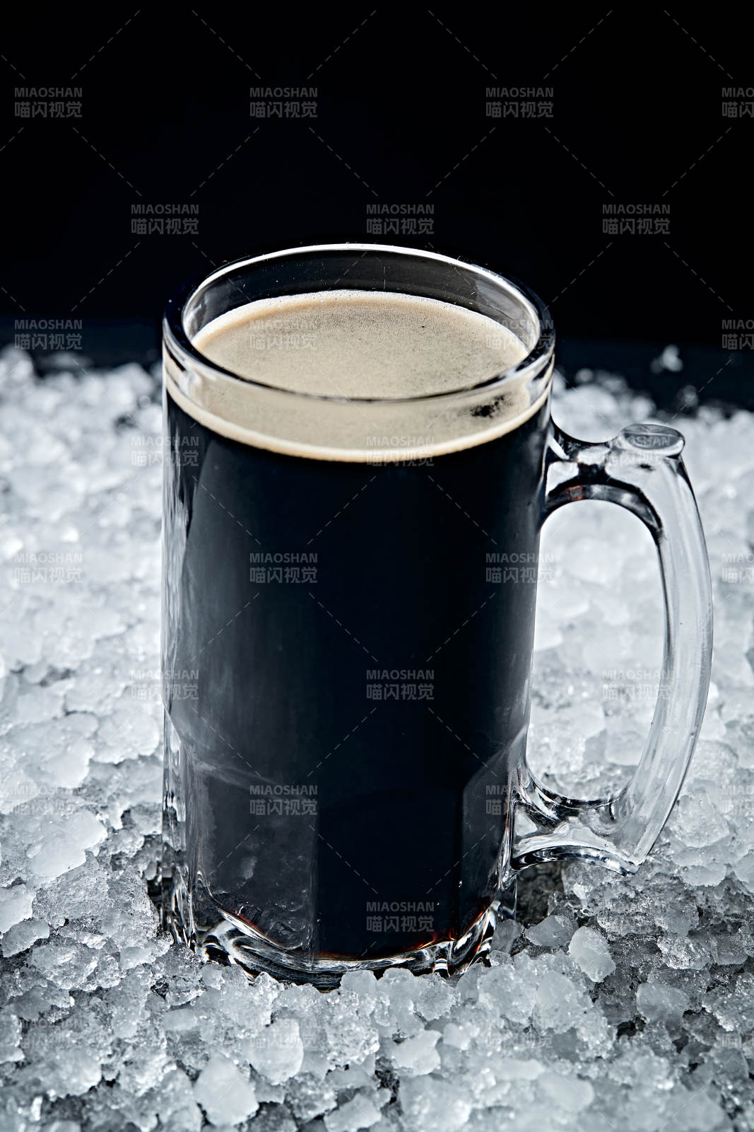 夏日里的冰镇精酿啤酒图片