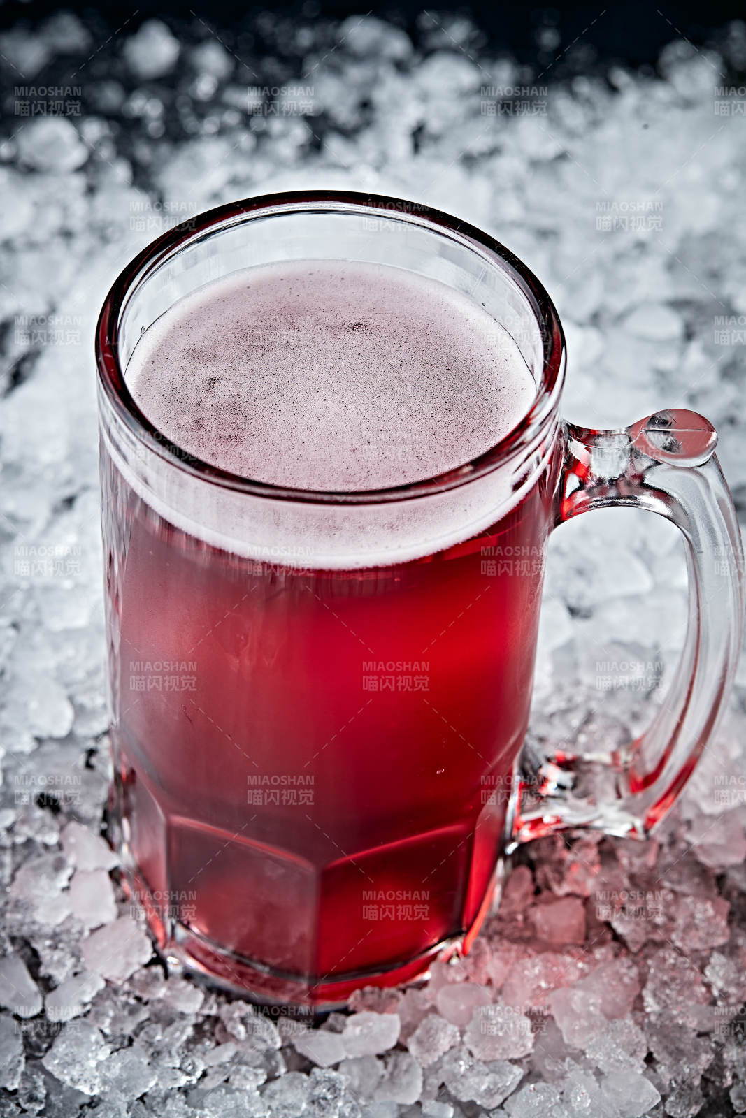 夏日里的冰镇精酿啤酒图片