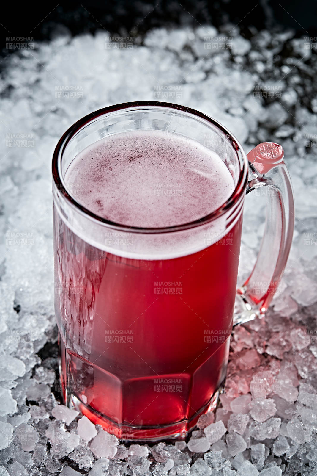 夏日里的冰镇精酿啤酒图片