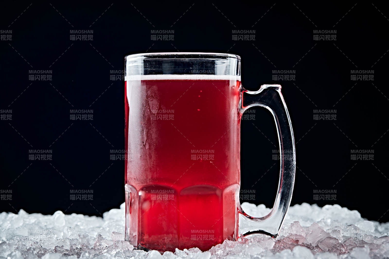 夏日里的冰镇精酿啤酒图片