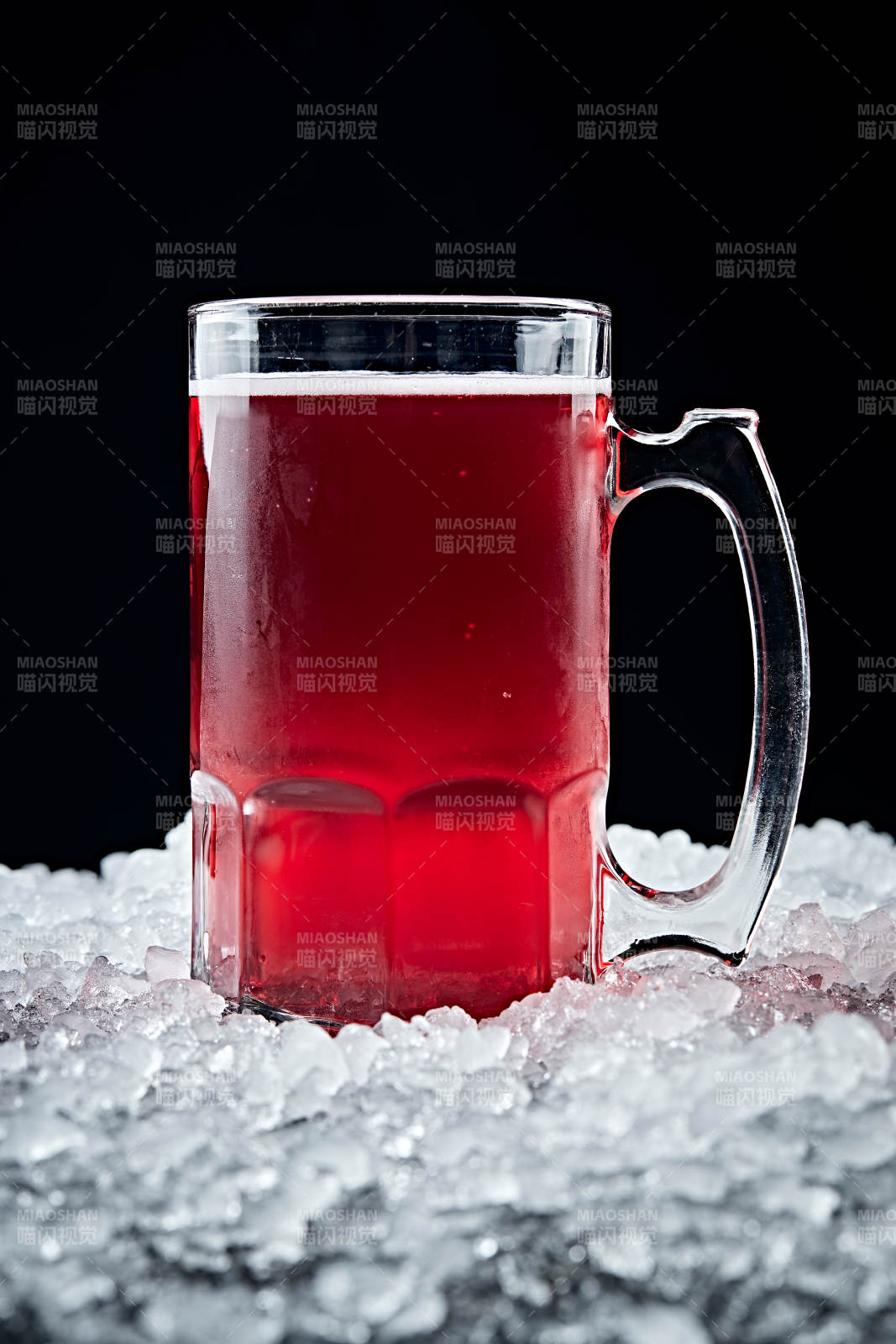 夏日里的冰镇精酿啤酒图片