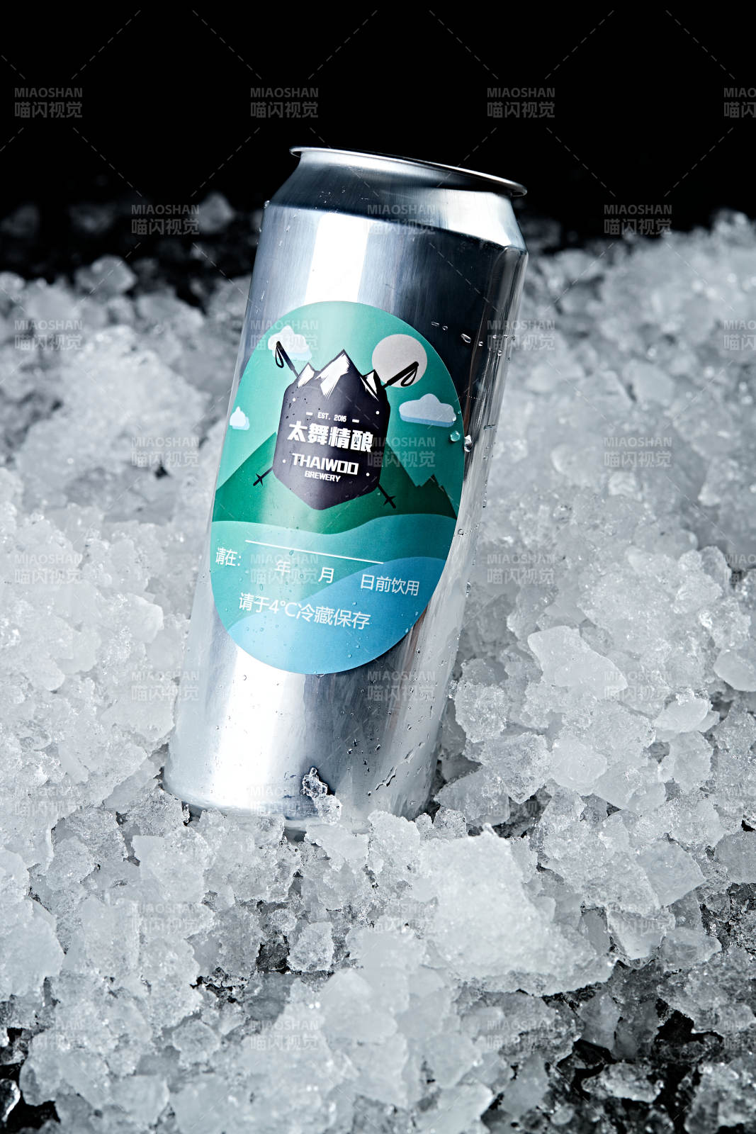 夏日里的冰镇精酿啤酒图片