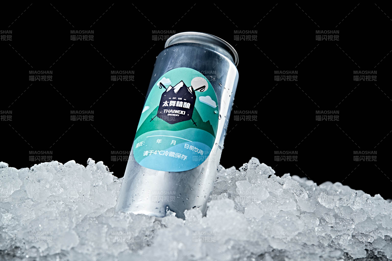 夏日里的冰镇精酿啤酒图片