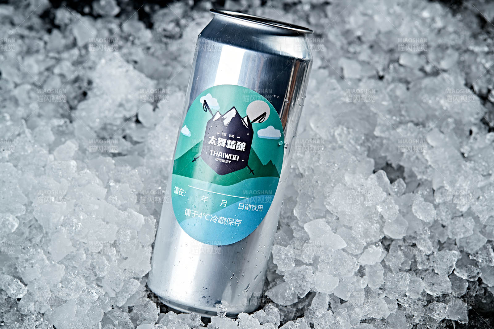 夏日里的冰镇精酿啤酒图片