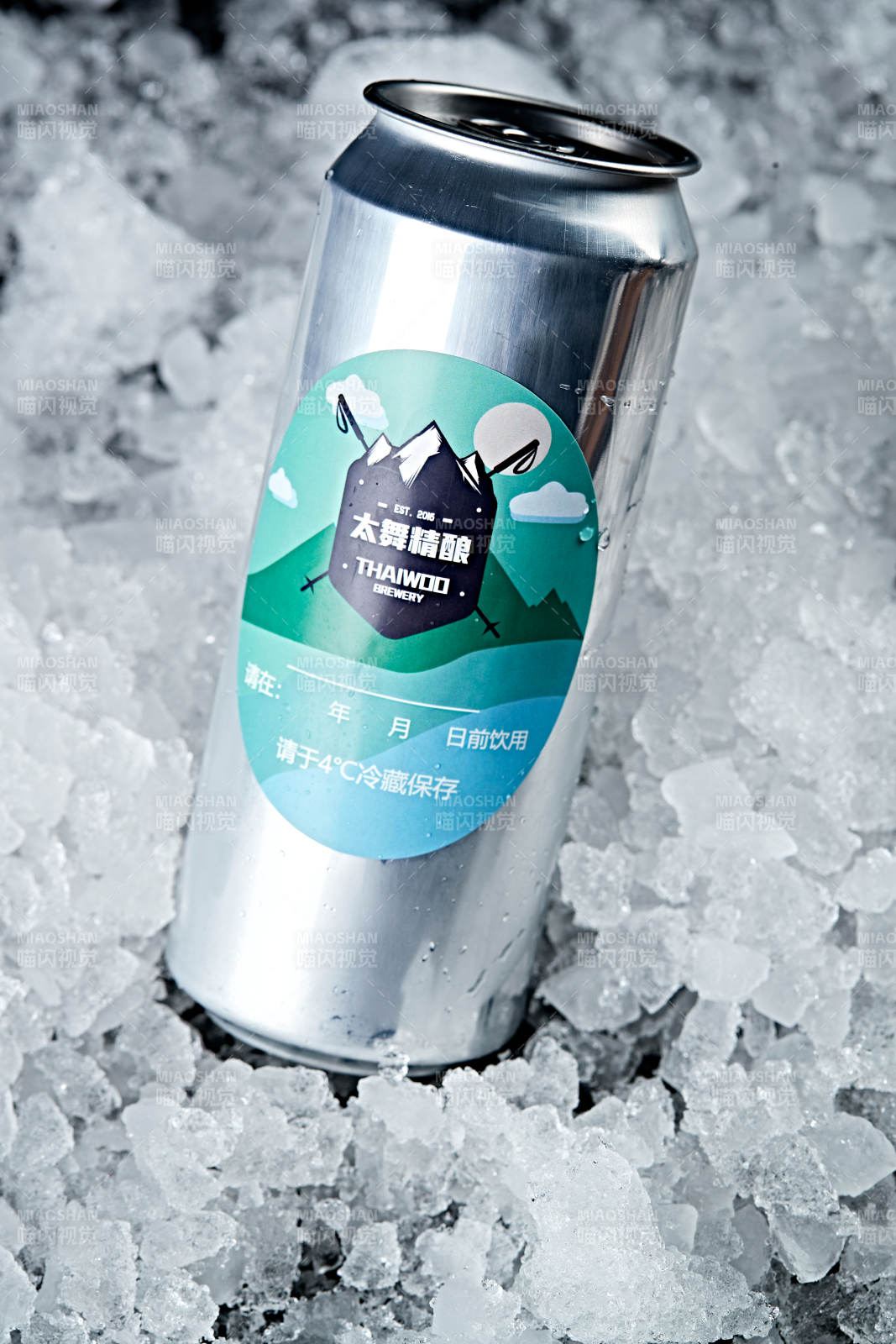 夏日里的冰镇精酿啤酒图片