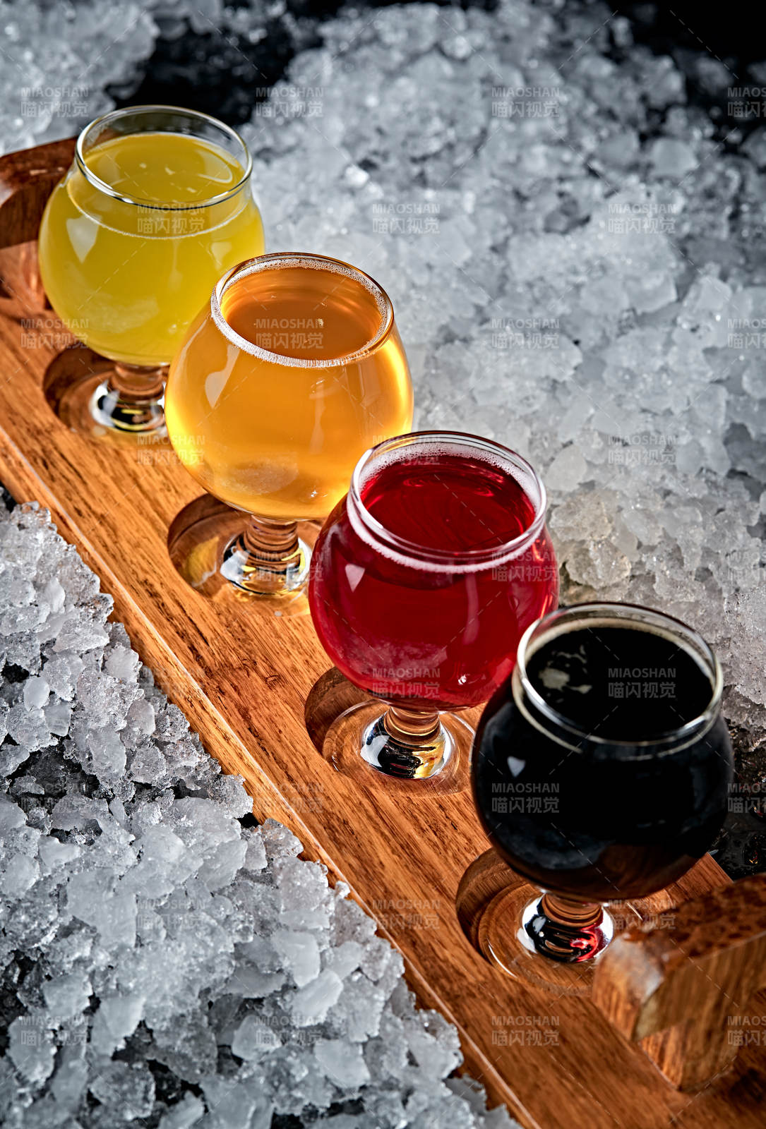 夏日里的冰镇精酿啤酒图片