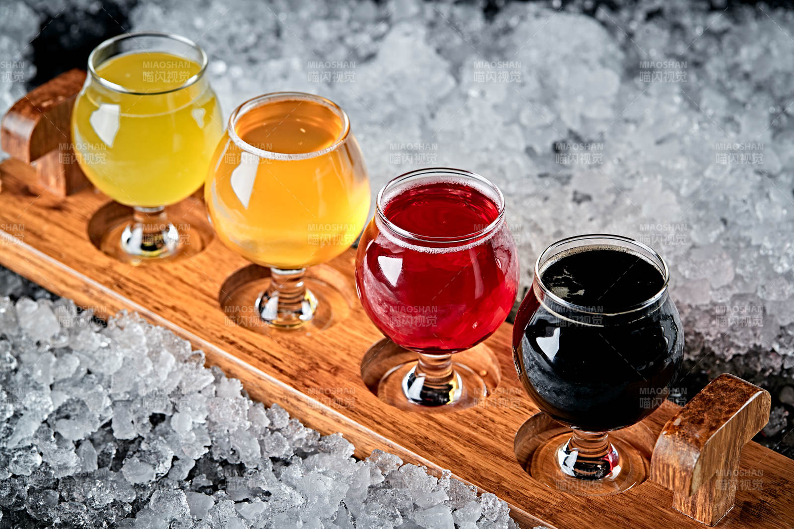 夏日里的冰镇精酿啤酒图片