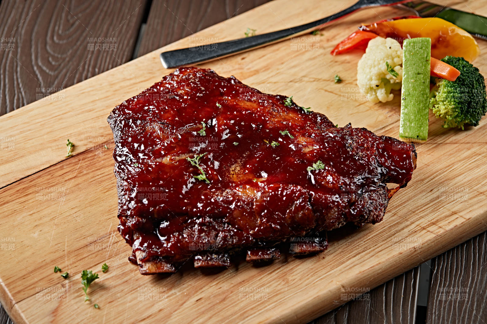 美式德州焖炉蜜汁烤猪排图片