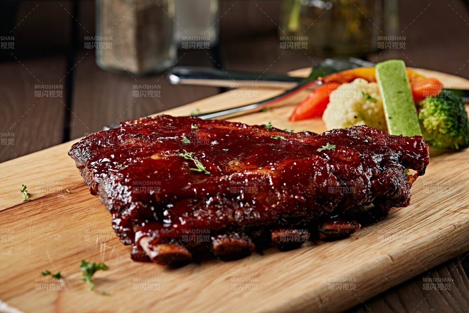 美式德州焖炉蜜汁烤猪排图片