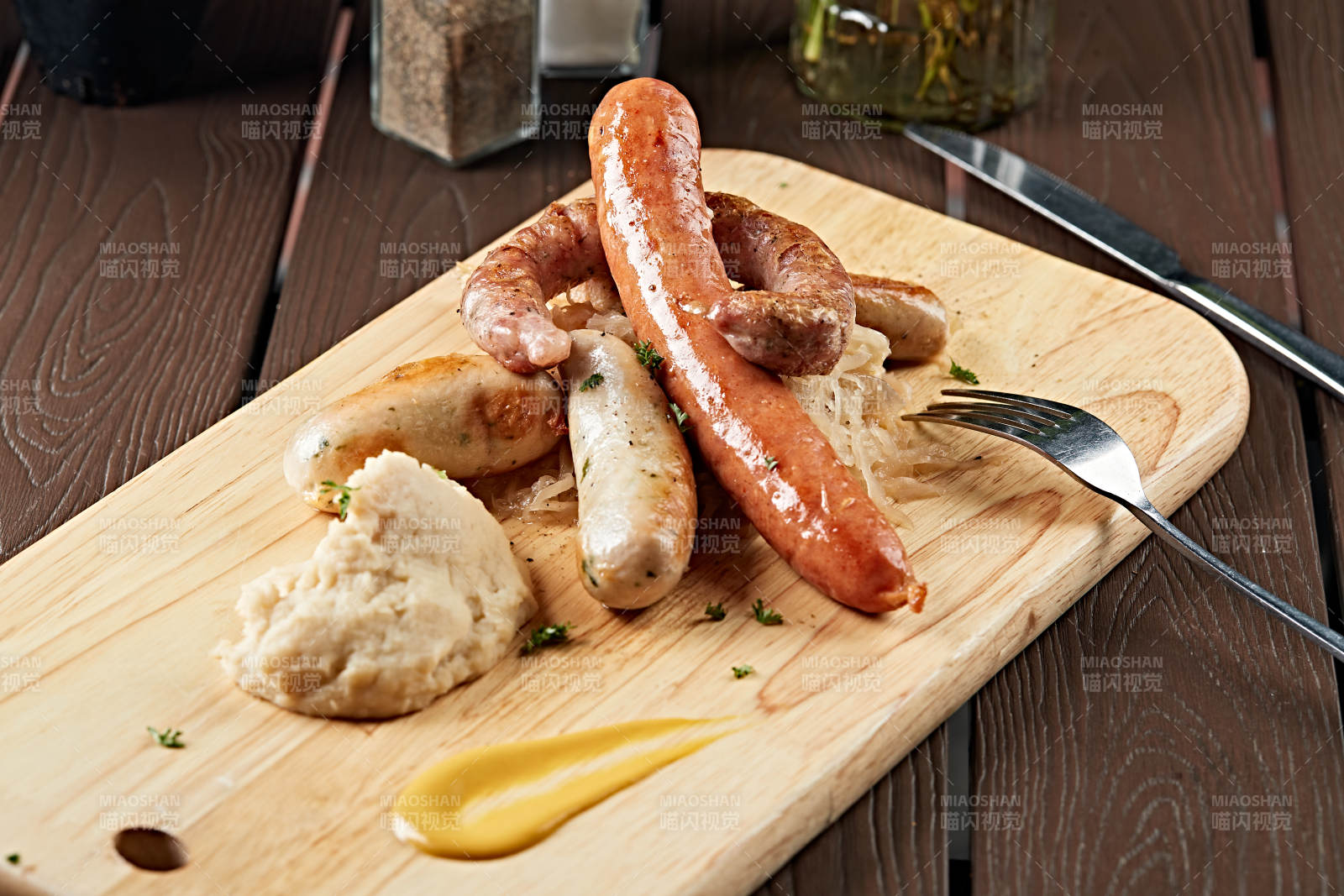 德国烤肠配酸菜土豆泥图片