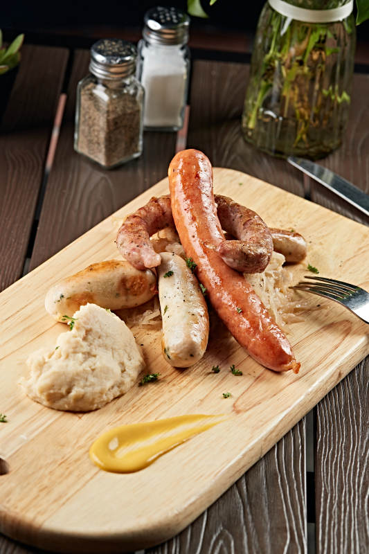 德国烤肠配酸菜土豆泥图片