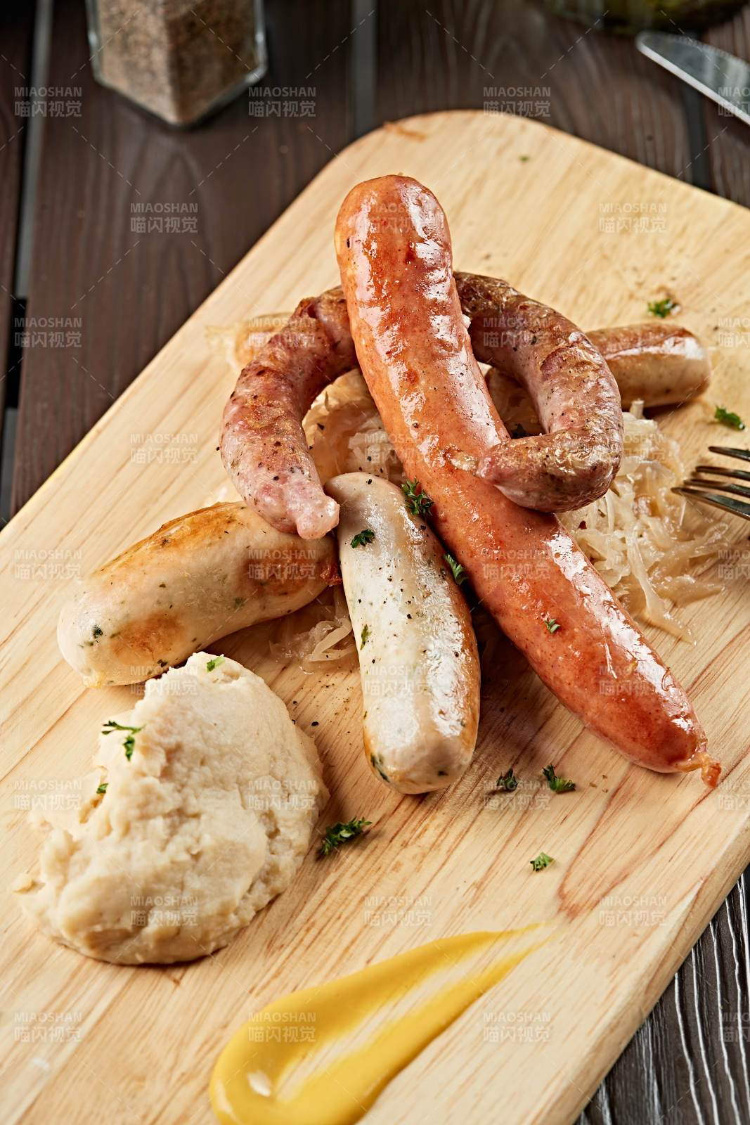 德国烤肠配酸菜土豆泥图片