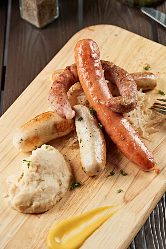 德国烤肠配酸菜土豆泥图片