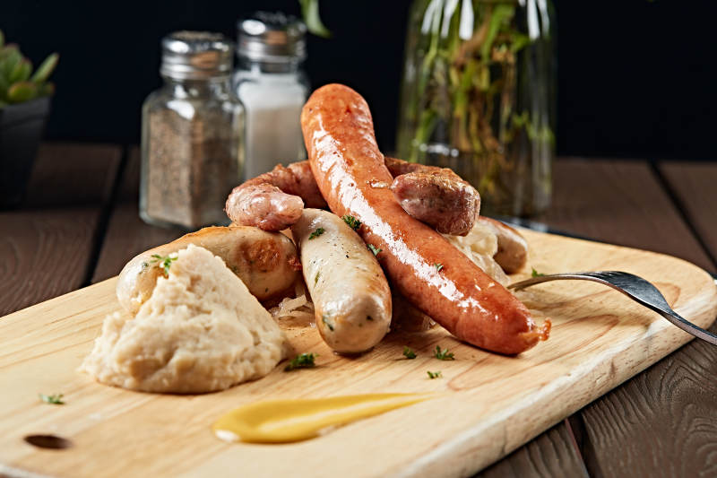 德国烤肠配酸菜土豆泥图片