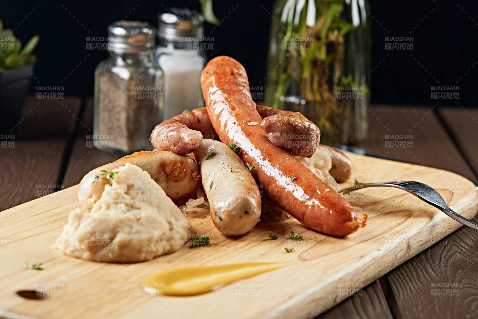 德国烤肠配酸菜土豆泥图片