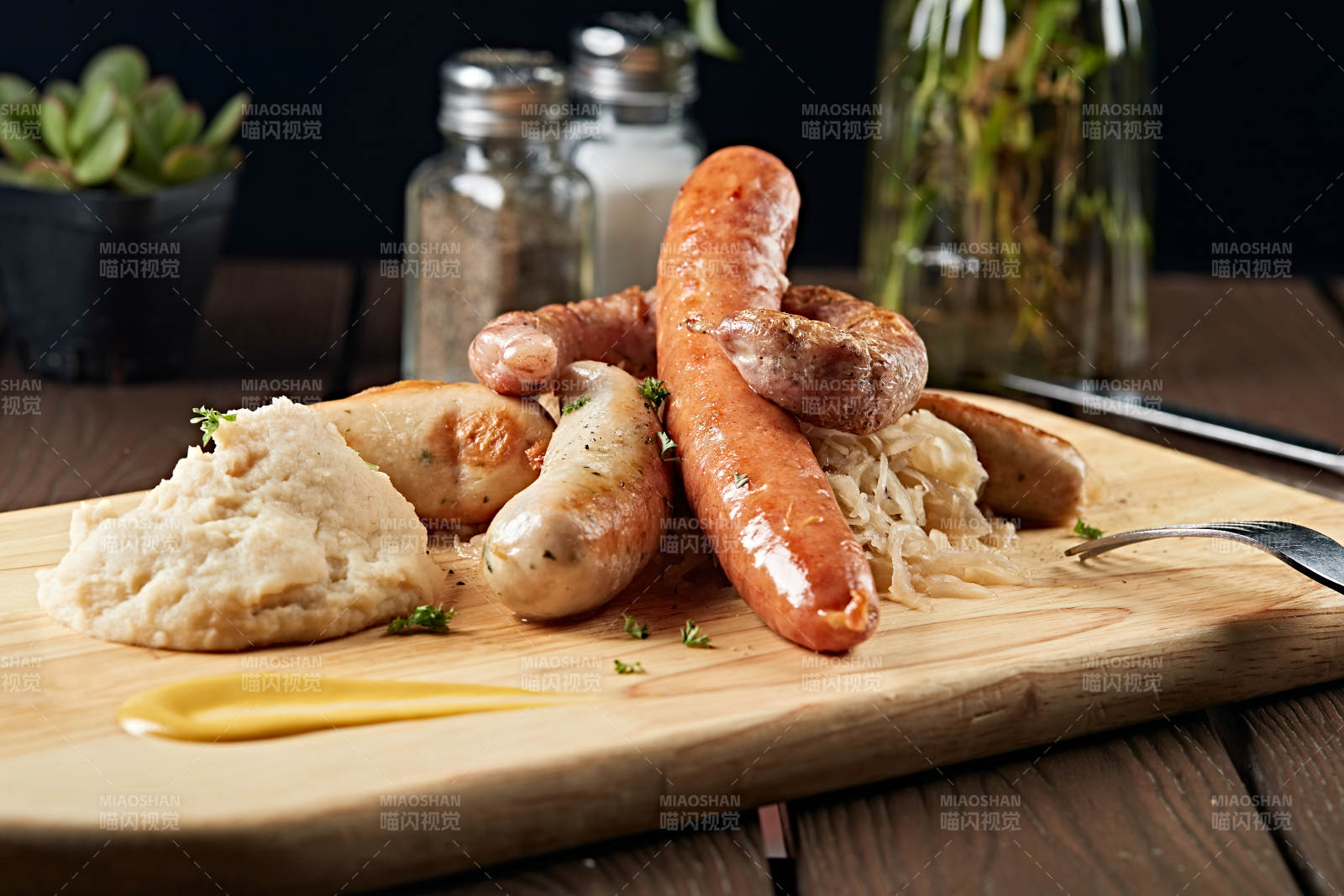 德国烤肠配酸菜土豆泥图片