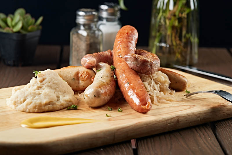 德国烤肠配酸菜土豆泥图片