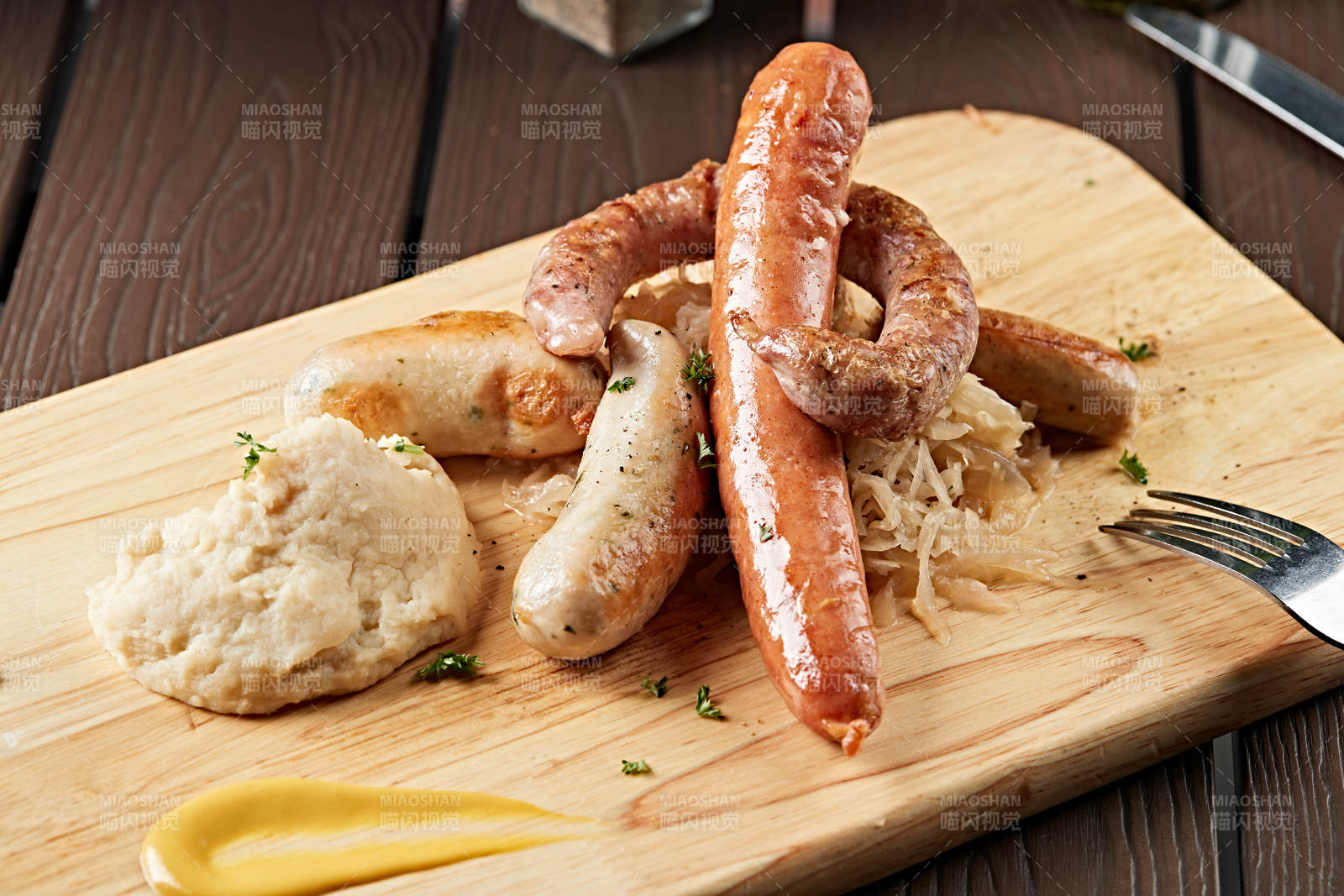 德国烤肠配酸菜土豆泥图片