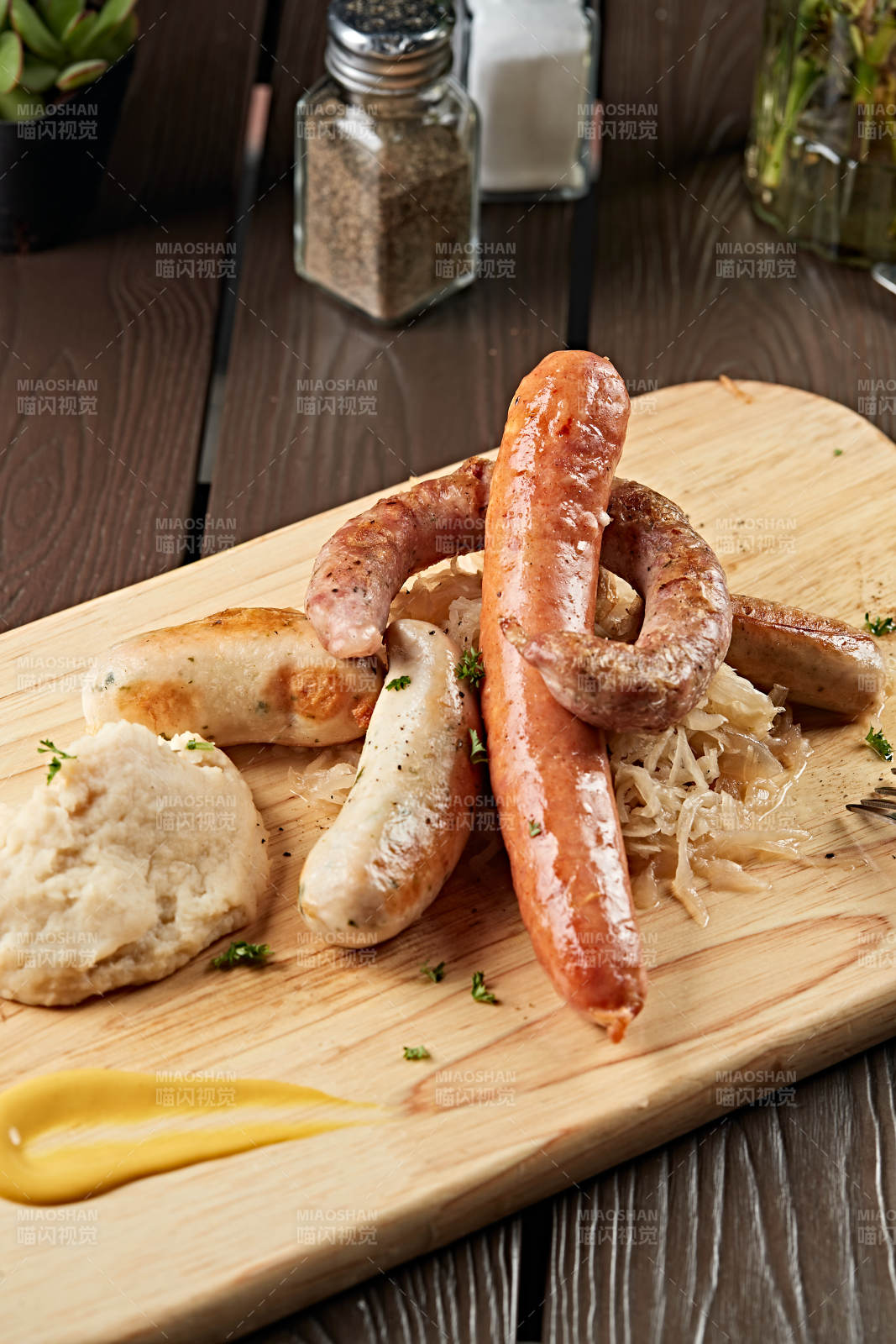 德国烤肠配酸菜土豆泥图片
