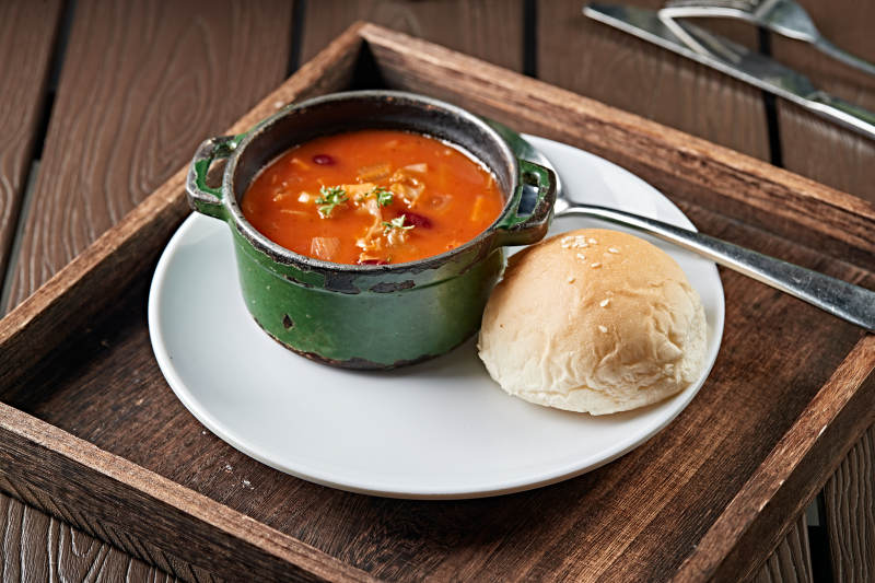 俄式红菜汤配面包图片