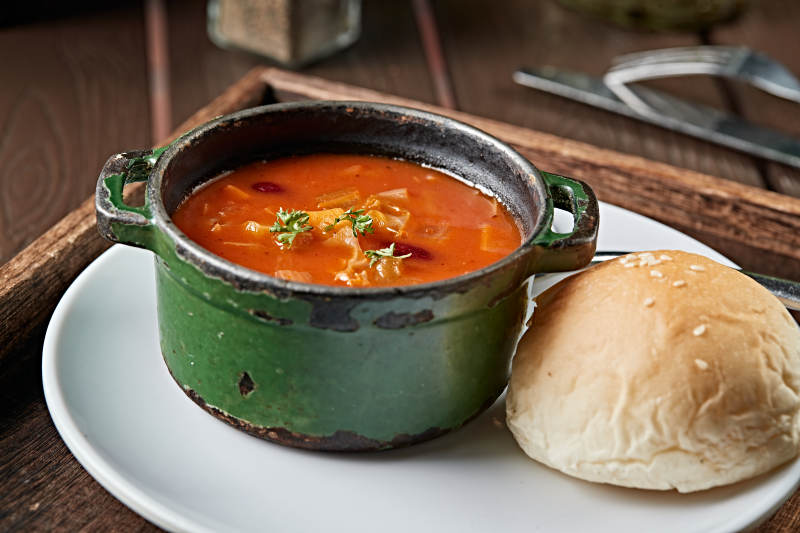 俄式红菜汤配面包图片