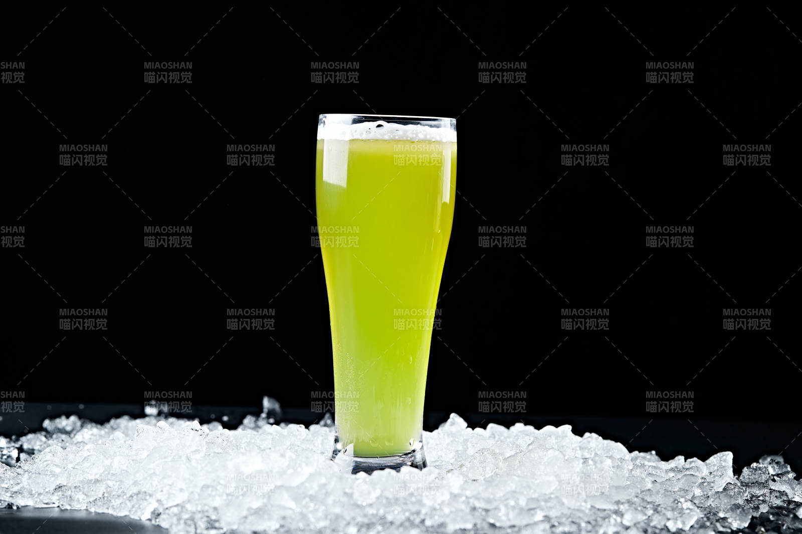 夏日里的冰镇精酿啤酒图片