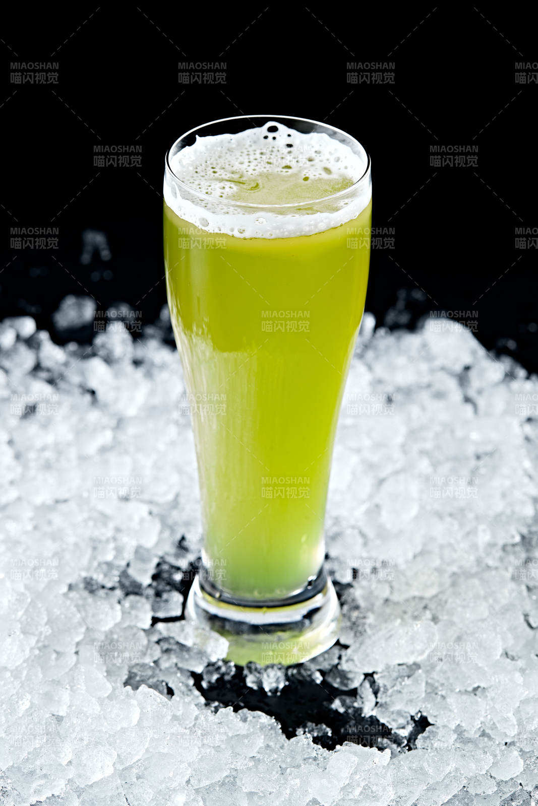 夏日里的冰镇精酿啤酒图片