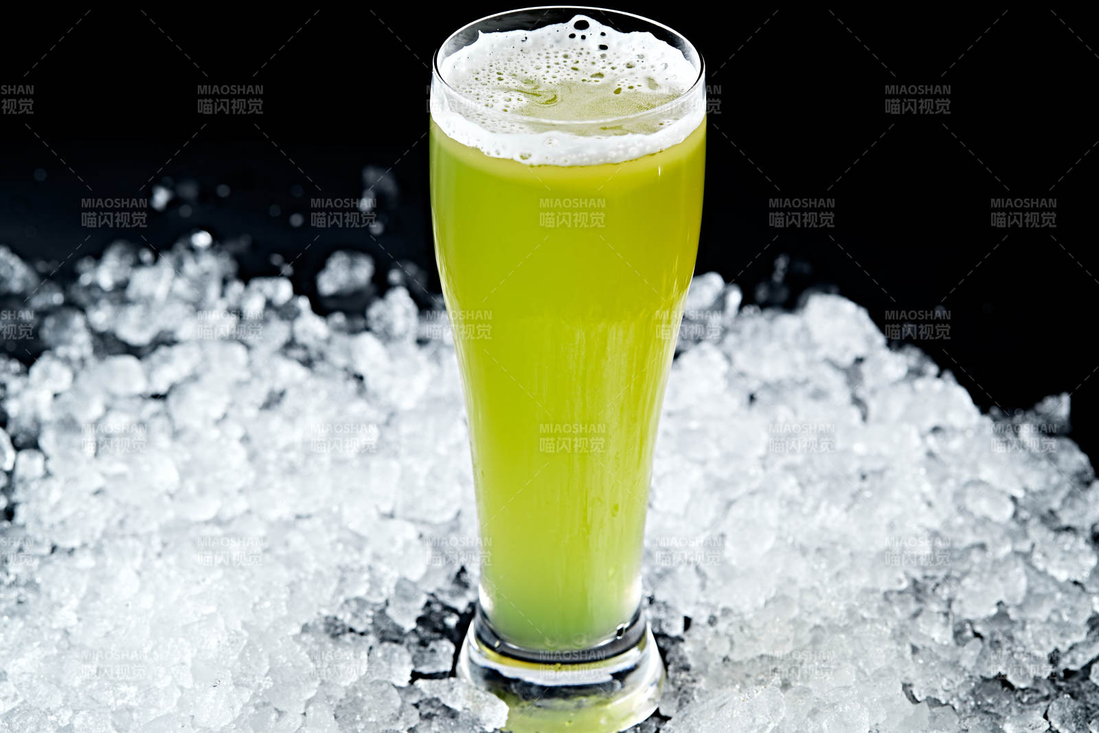 夏日里的冰镇精酿啤酒图片