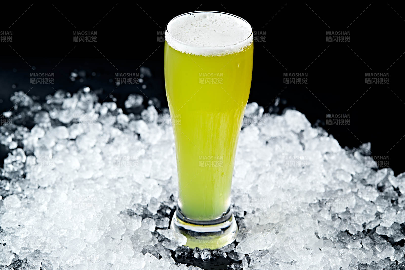 夏日里的冰镇精酿啤酒图片