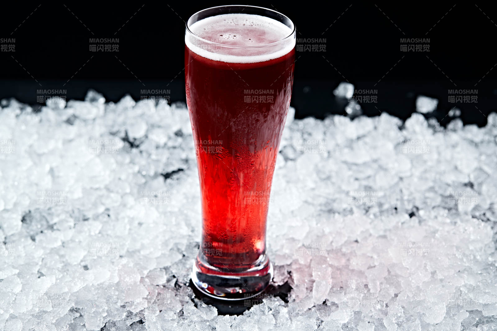 夏日里的冰镇精酿啤酒图片